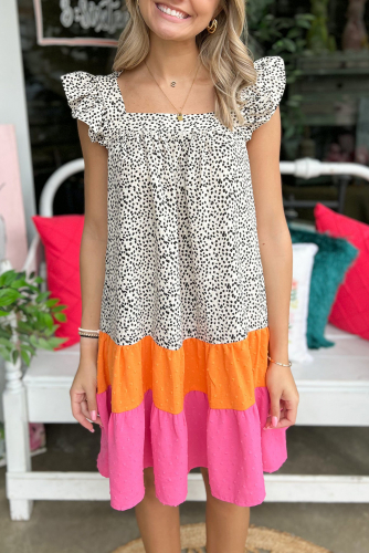 Розовое леопардовое платье с рюшами в стиле колорблок