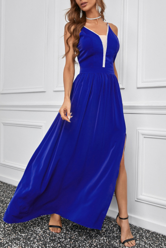 Синее вечернее платье с глубоким с V-образным вырезом и отделкой стразами