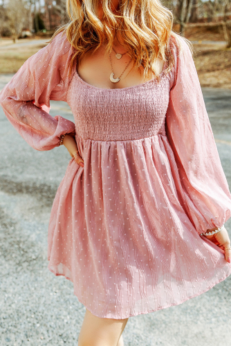 Розовое короткое платье в горошек с объемным рукавом
