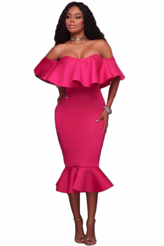 Ярко-розовое бандажное вечернее платье с открывающей плечи баской и воланом на юбке