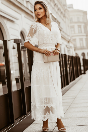 Белое кружевное платье с расклешенными рукавами и пышной юбкой