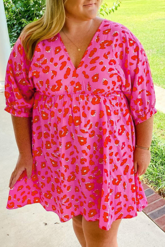 Розовое леопардовое платье плюс сайз с V-образным вырезом и коротким рукавом