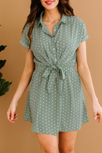 Светло-зеленое платье-рубашка в горошек с короткими рукавами