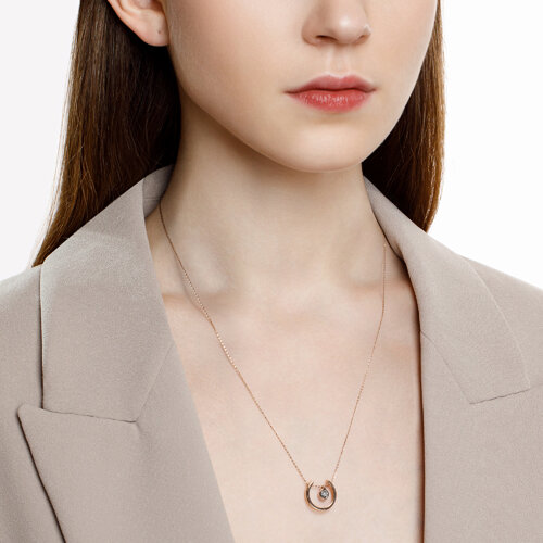 1070131 - Колье из комбинированного золота с бриллиантом