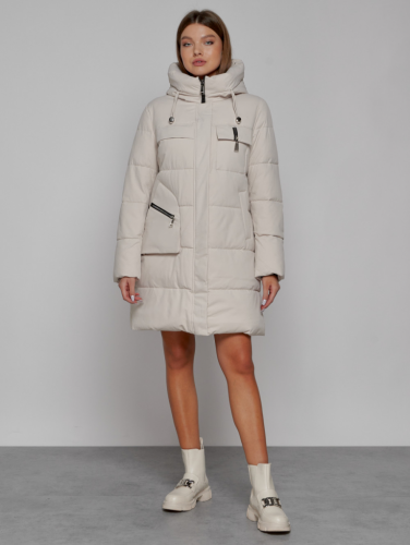 Пальто утепленное с капюшоном зимнее женское бежевого цвета 52429B
