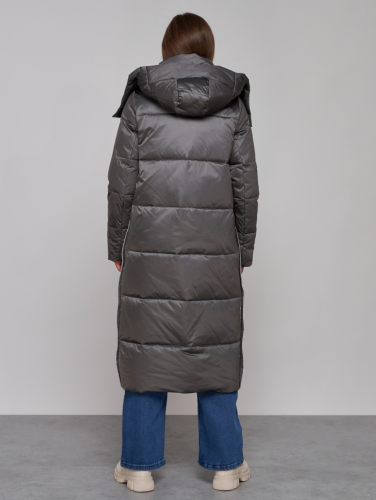 Пальто утепленное молодежное зимнее женское темно-серого цвета 5873TC