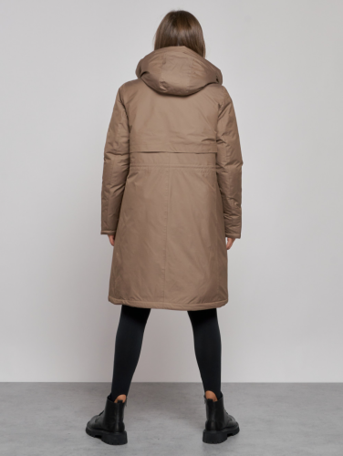 Пальто утепленное с капюшоном зимнее женское коричневого цвета 52333K