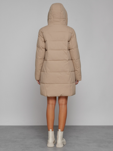 Пальто утепленное с капюшоном зимнее женское светло-коричневого цвета 52429SK