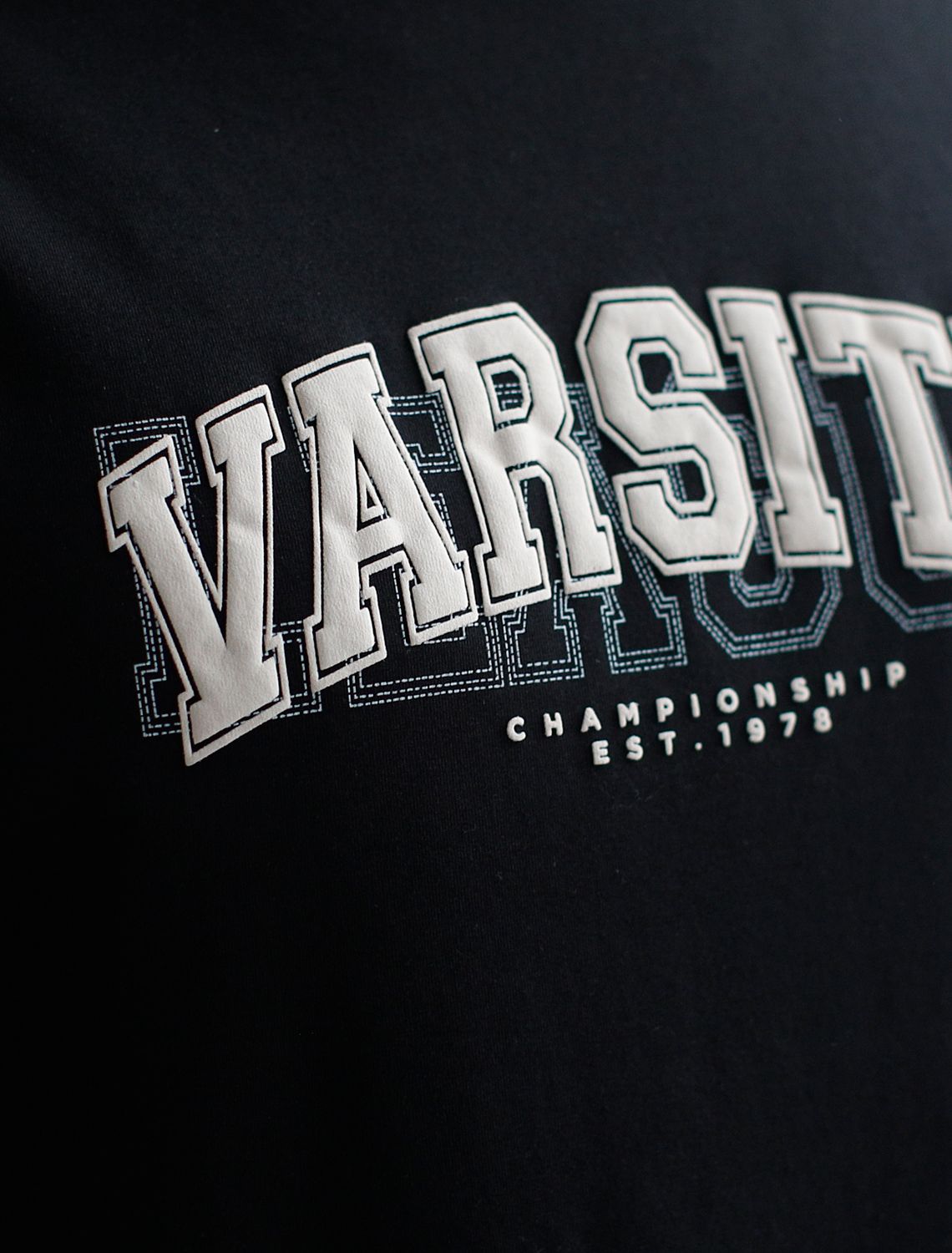 Ст.цена 1190р Футболка из премиального хлопка с авторским принтом U49.026 черный_varsity