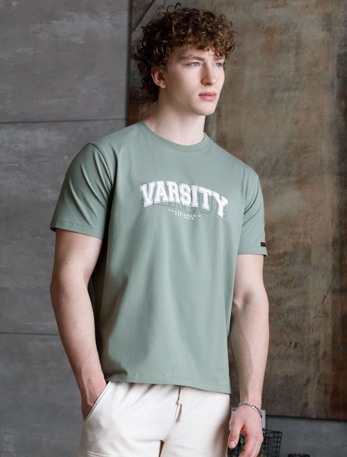 Футболка из премиального хлопка с авторским принтом U49.026 св.оливка_varsity