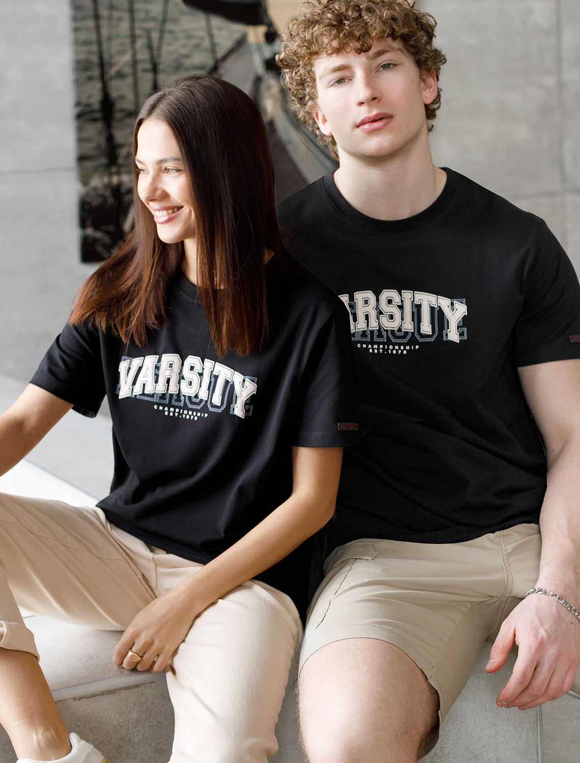 Ст.цена 1190р Футболка из премиального хлопка с авторским принтом U49.026 черный_varsity