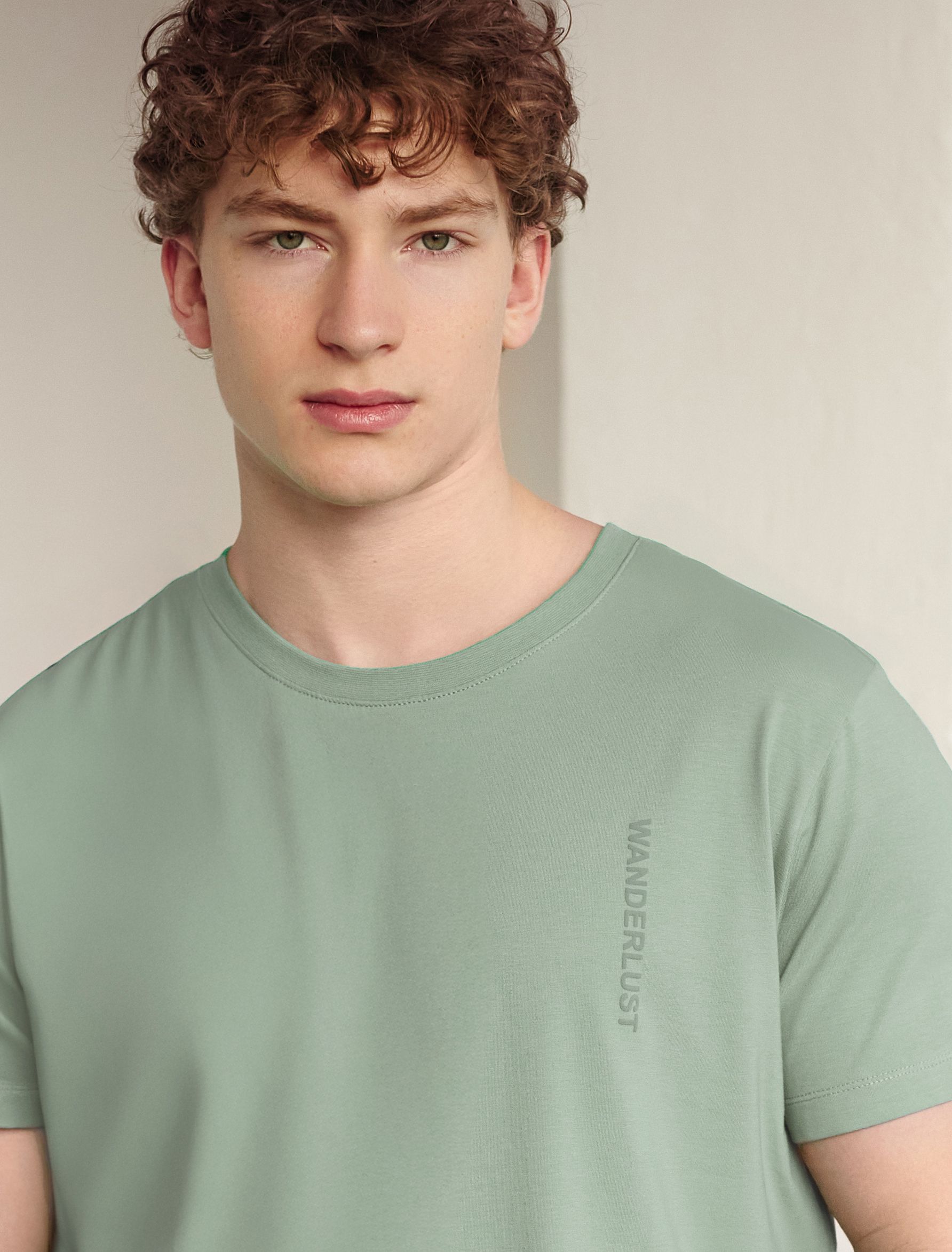 Ст.цена 1250р Футболка из премиального хлопка с авторским принтом U49.026 св.оливка_wanderlust