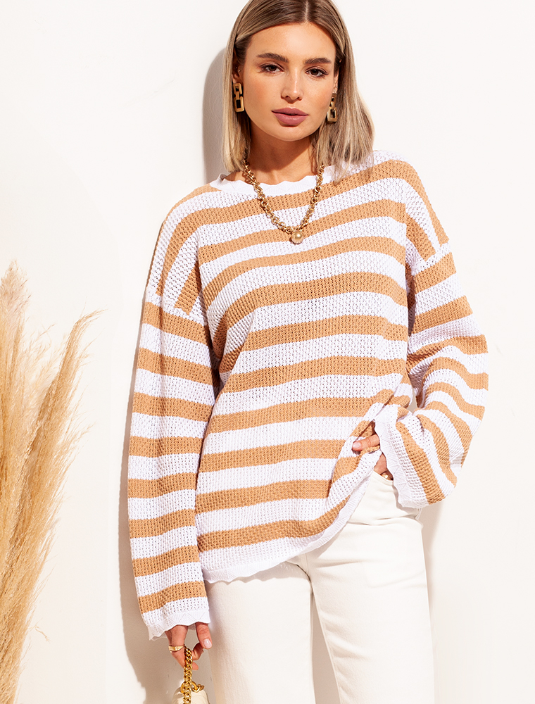 Джемпер связанный узором из мягкой пряжи