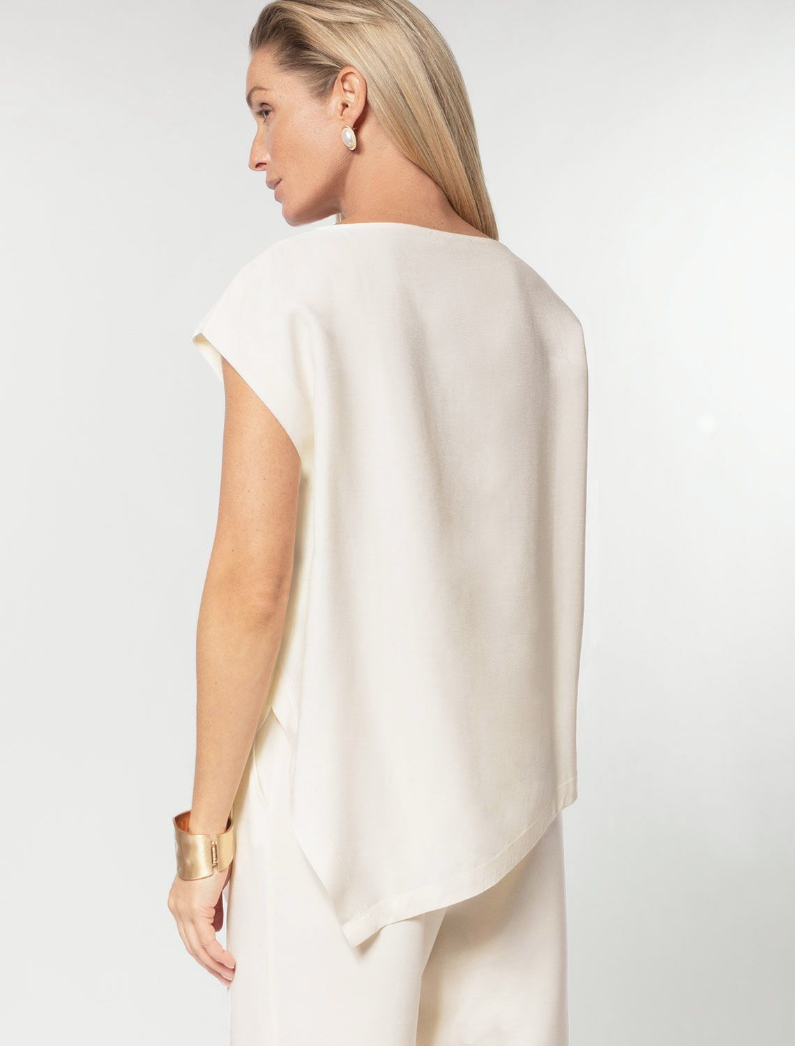 Ст.цена 1490р Ассиметричный топ из плотного лиоцелла D23.058 кокосово-молочный