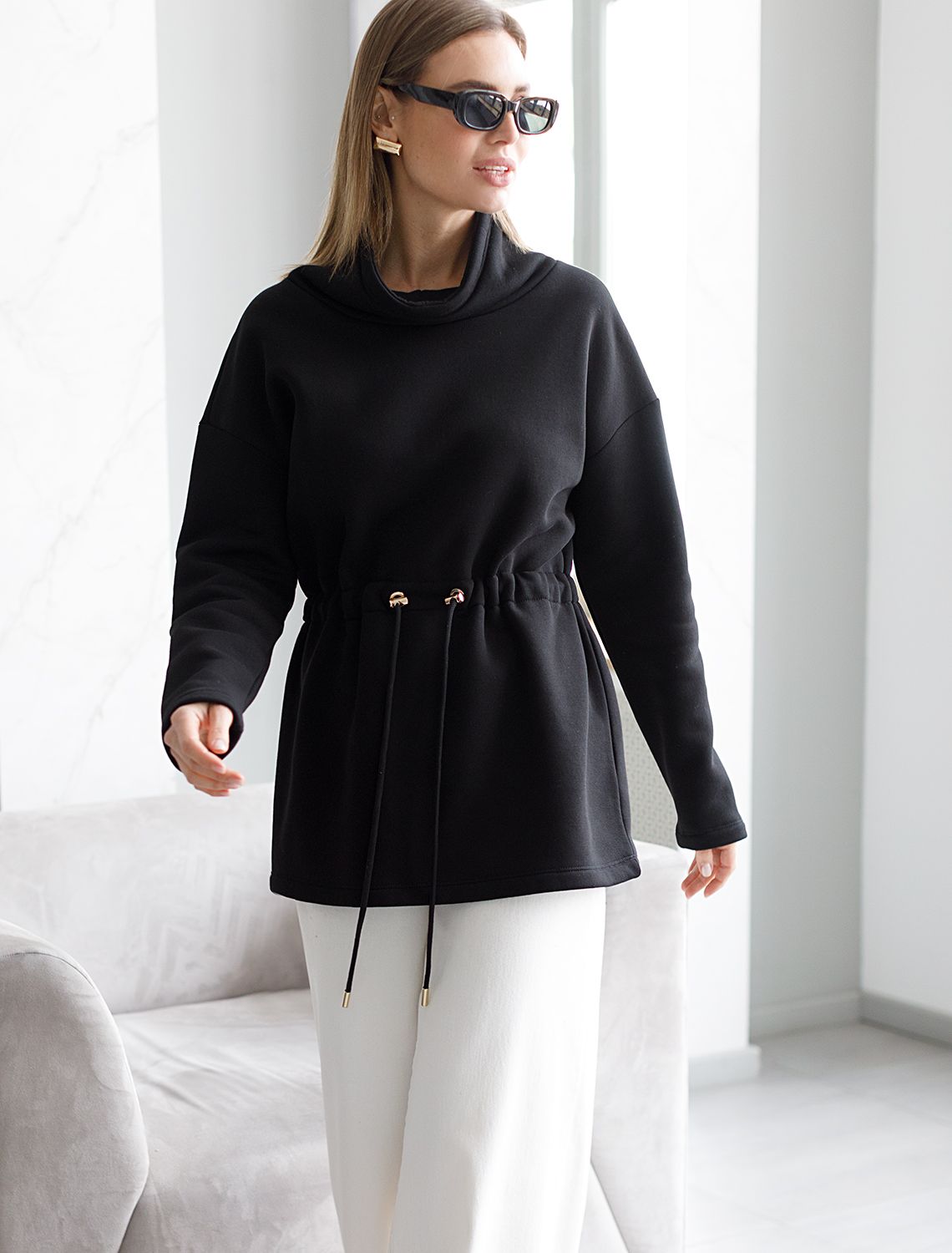 Джемпер с объемным воротом и шнуром на талии из футера-трехнитки D49.966 черный