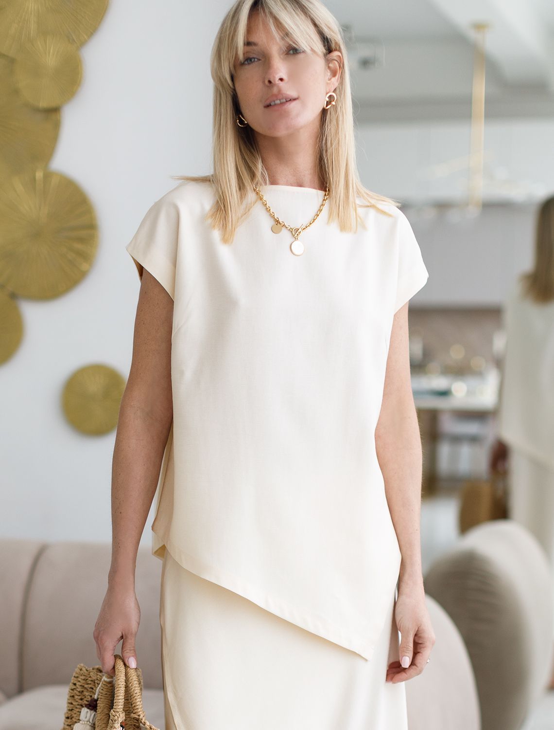 Ст.цена 1490р Ассиметричный топ из плотного лиоцелла D23.058 кокосово-молочный