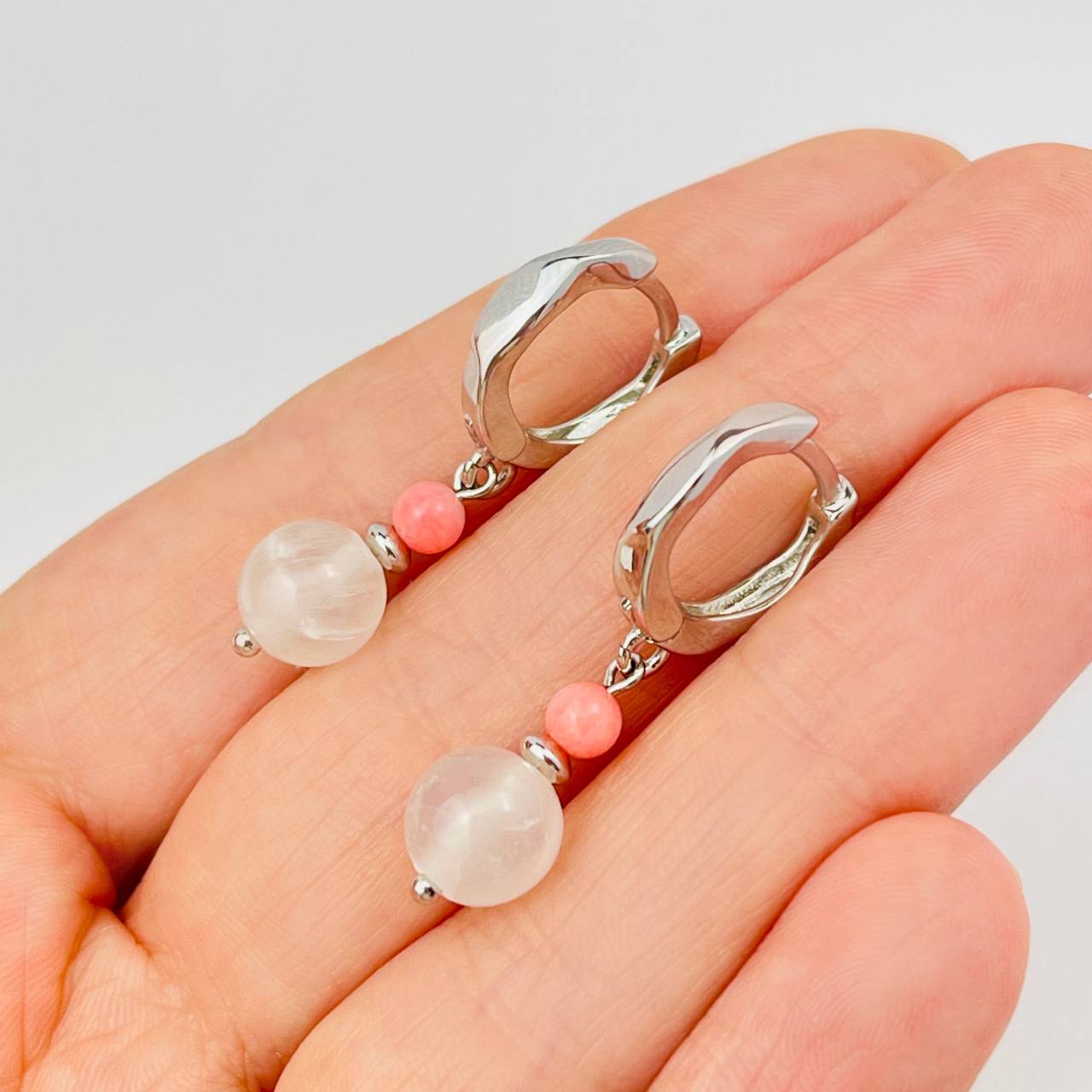 Радуга Самоцветов Серьги двойные из Селенита и Коралла