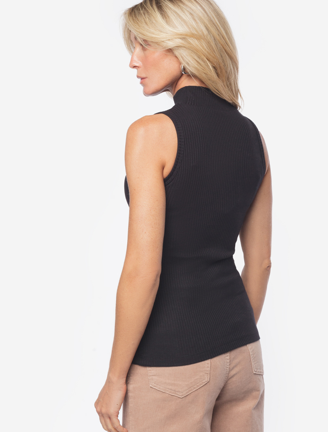 Топ из трикотажа в широкий рубчик D43.173 черный