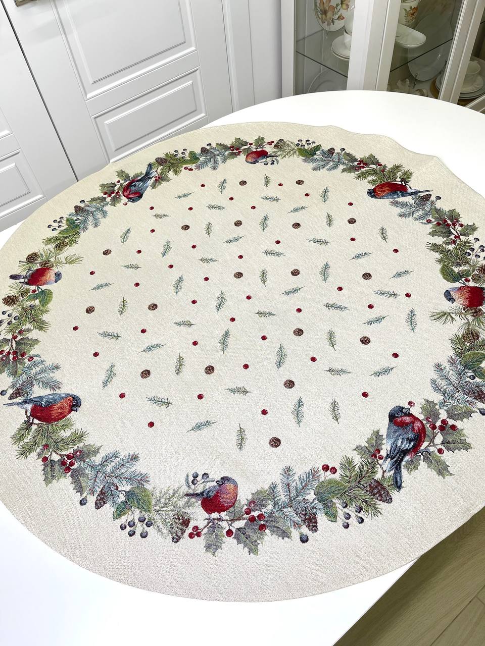 Новогодние друзья Снегири Салфетка круг д110см подгиб 2312161