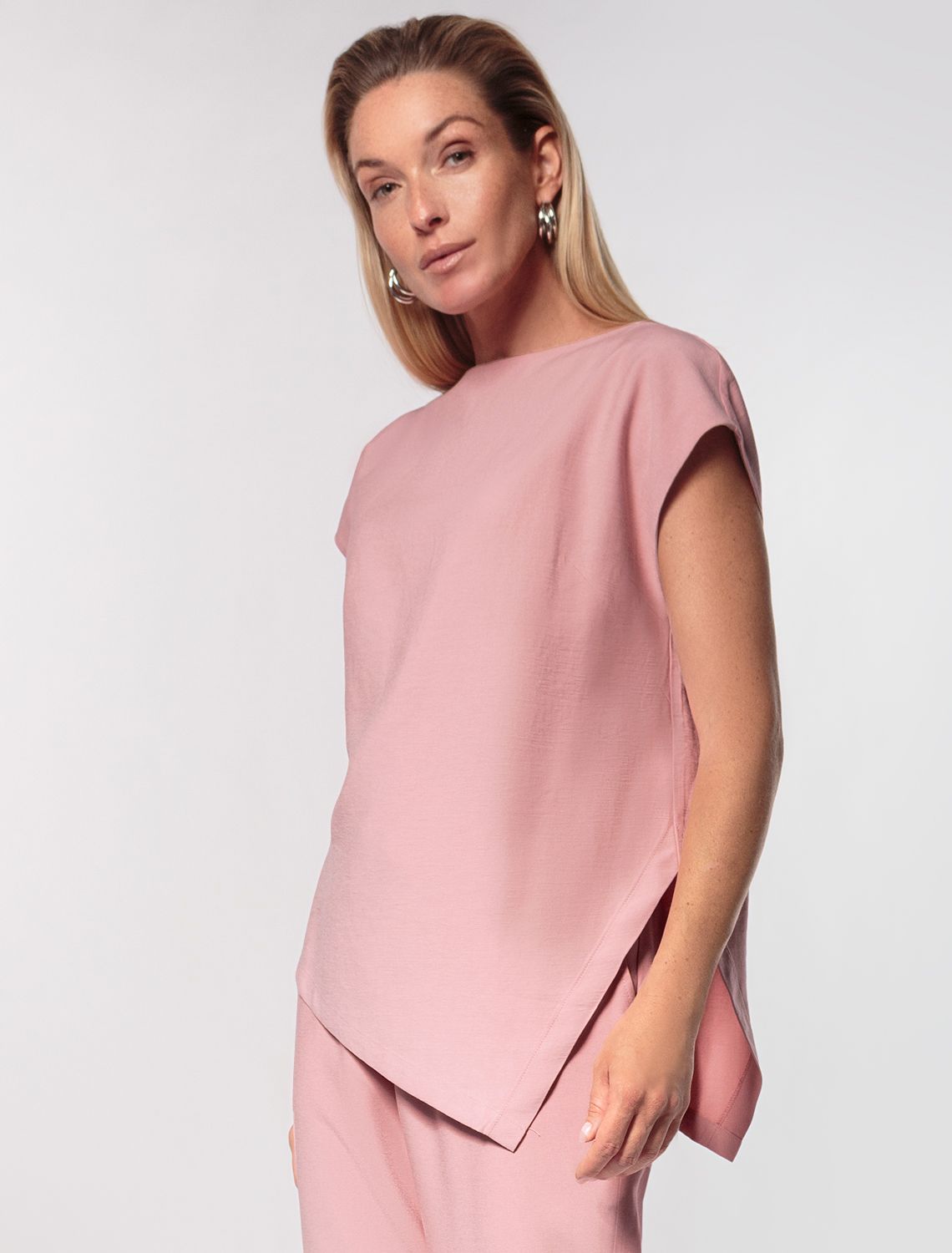 Ст.цена 1590р Ассиметричный топ из плотного лиоцелла D23.058 св. пепел розы