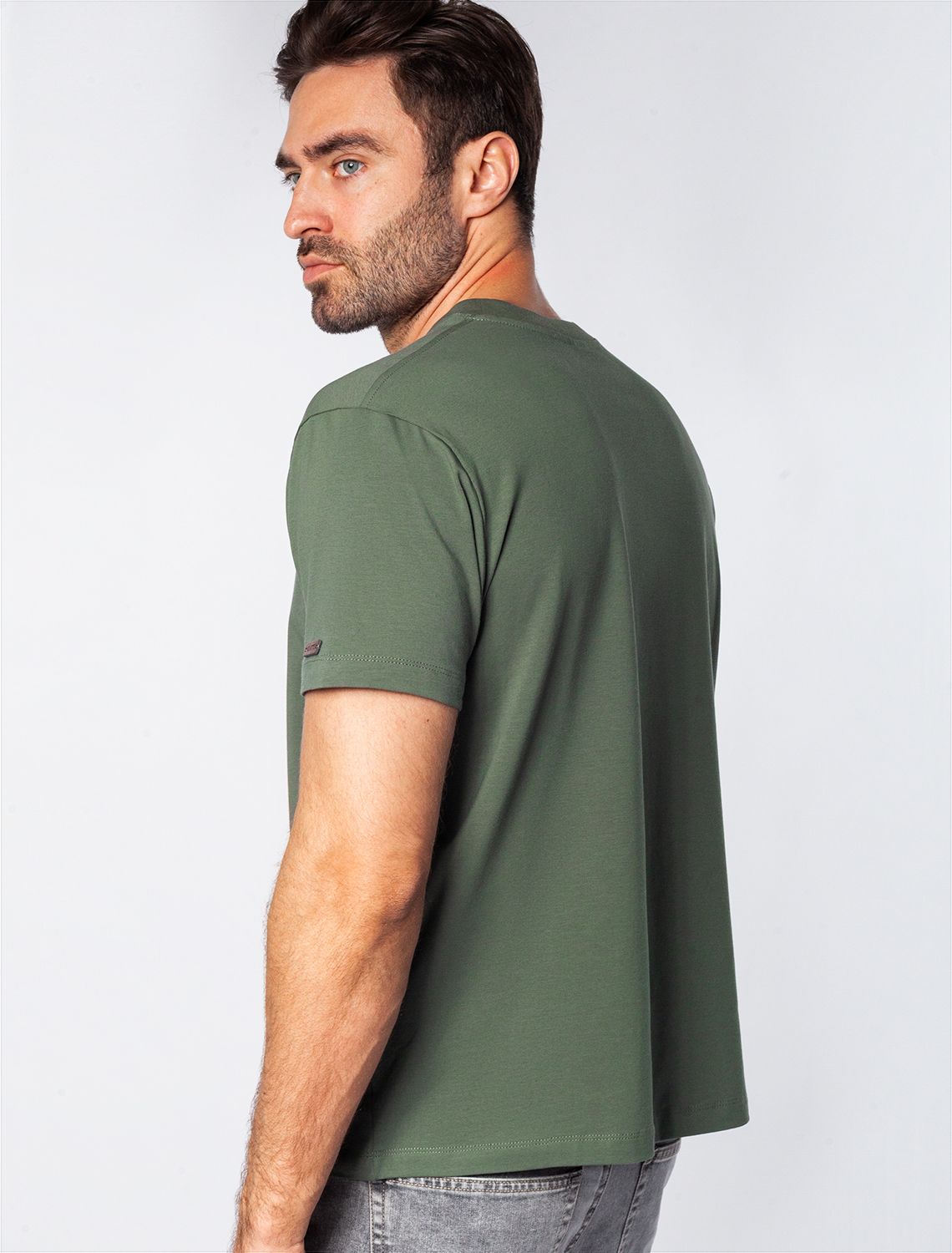 Ст.цена 990р Футболка из премиального хлопка с авторским принтом U49.026 т.оливковый_athletic