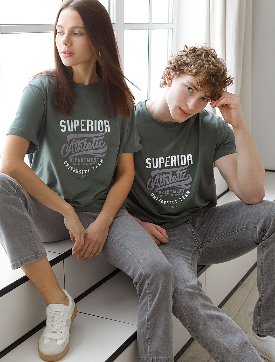 Ст.цена 990р Футболка из премиального хлопка с авторским принтом U49.026 т.оливковый_athletic