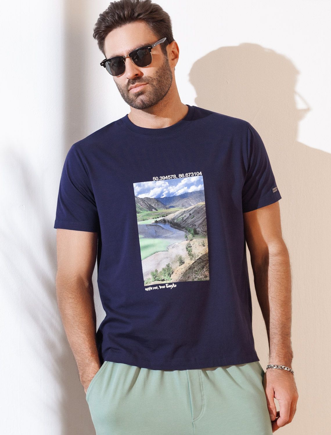 Футболка из премиального хлопка с авторским принтом U49.026 темно-синий_алтай