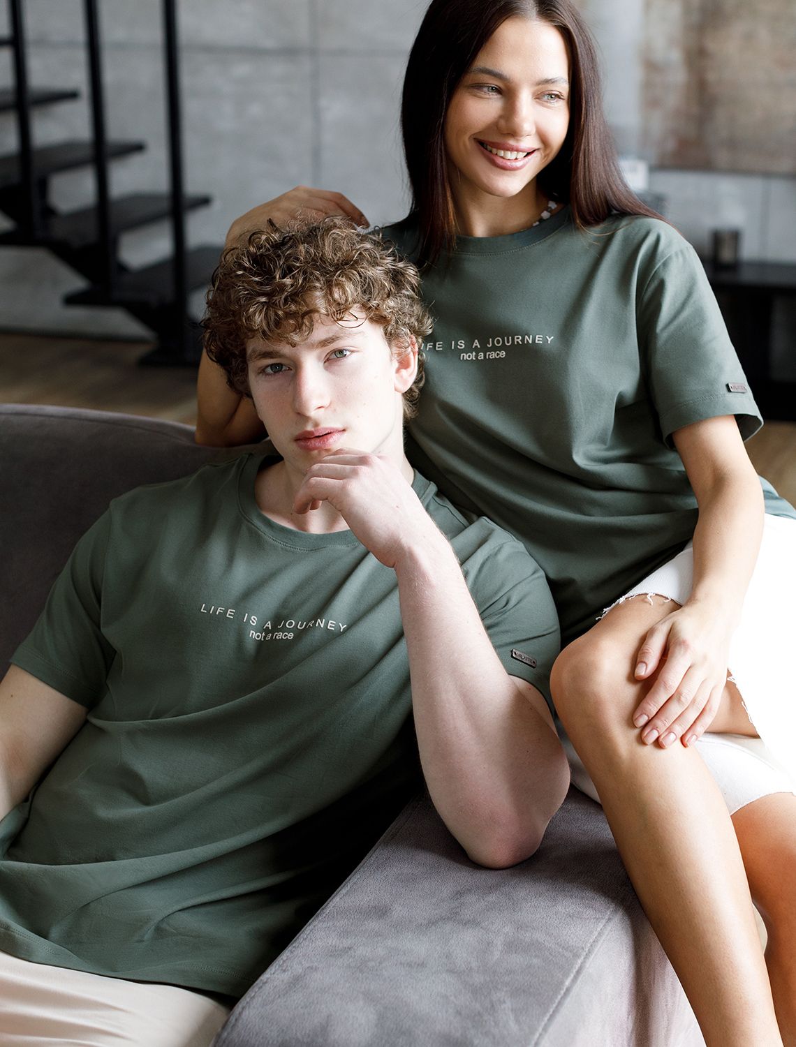 Ст.цена 1190р Футболка из премиального хлопка с авторским принтом U49.026 т.оливковый_journey