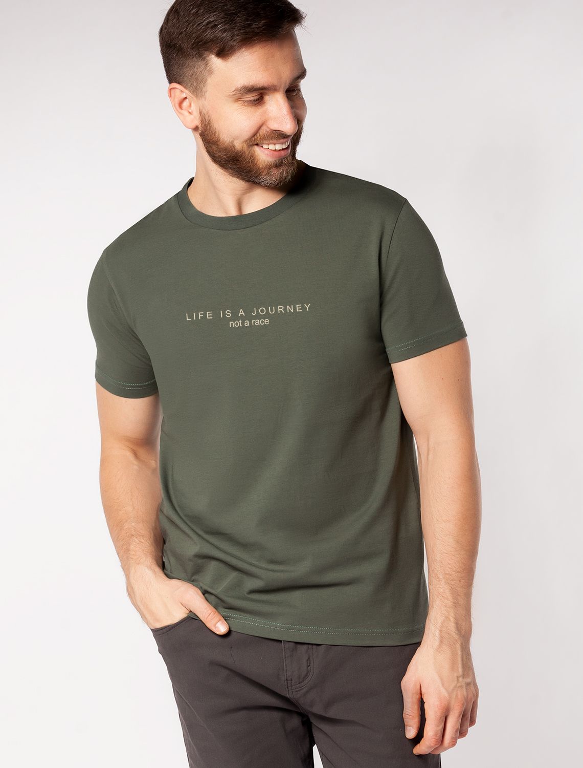 Ст.цена 1190р Футболка из премиального хлопка с авторским принтом U49.026 т.оливковый_journey