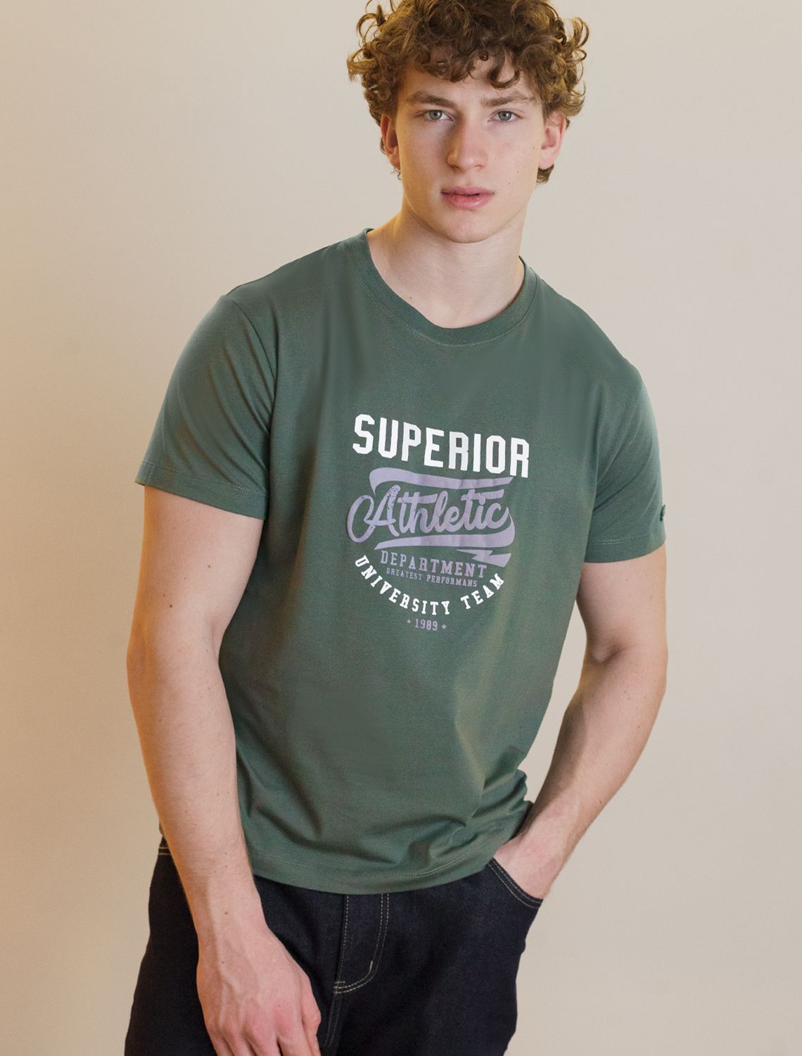 Ст.цена 990р Футболка из премиального хлопка с авторским принтом U49.026 т.оливковый_athletic