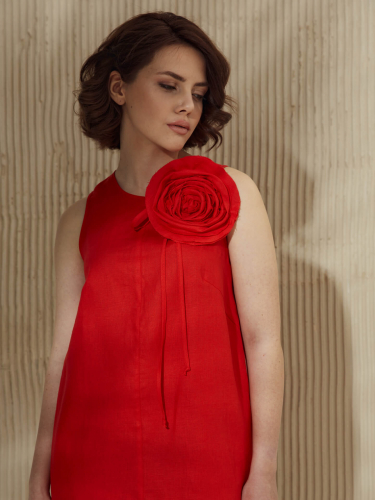 Платье с цветком красный