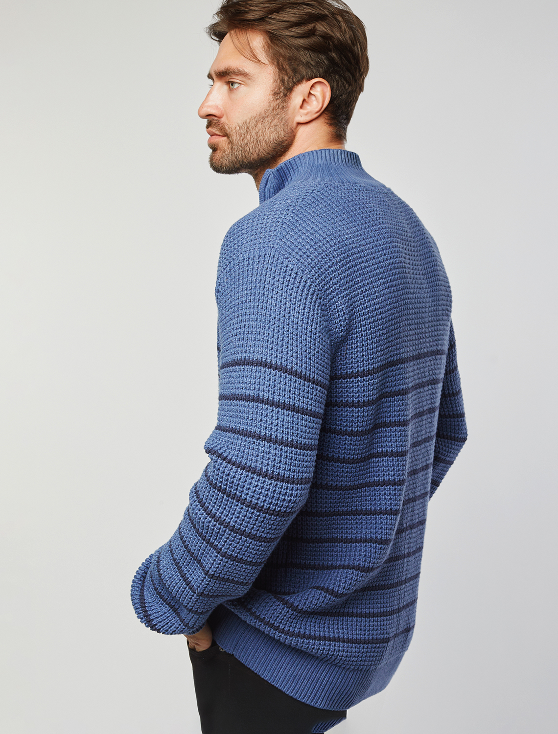 Свитер фактурной крупной вязки с металлической молнией U39.009 светло-синий