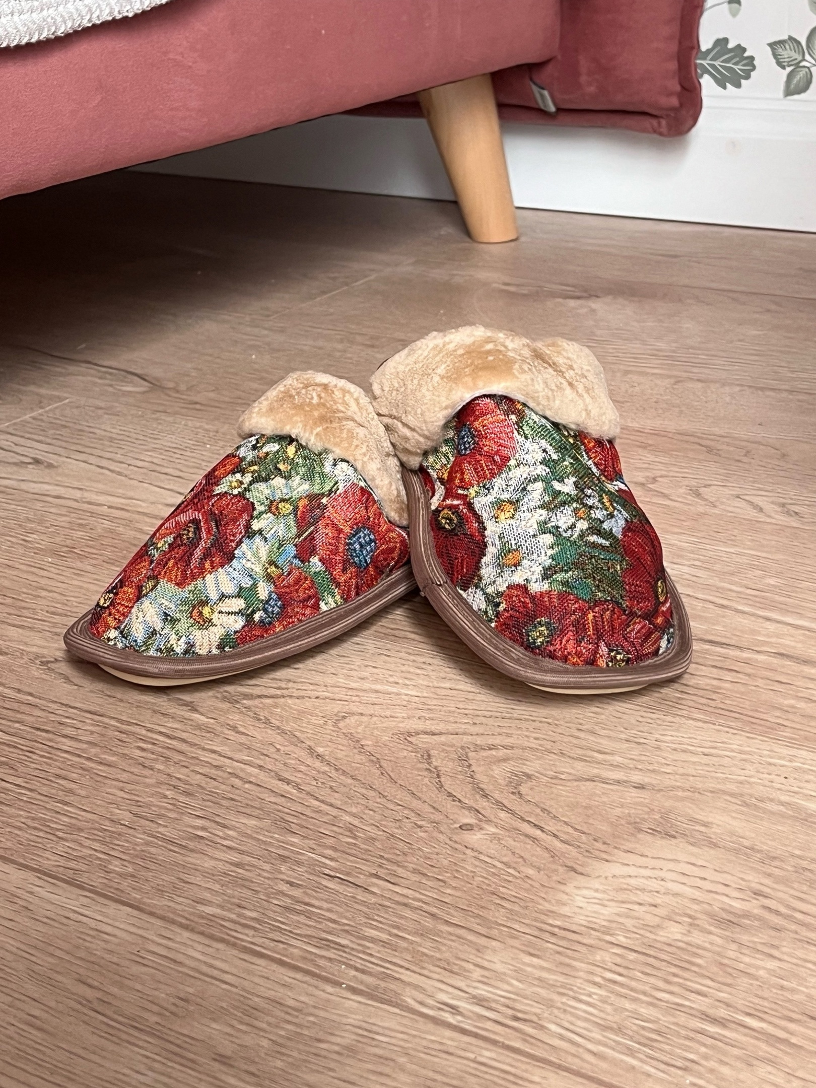 Тапочки из овчины и гобелена