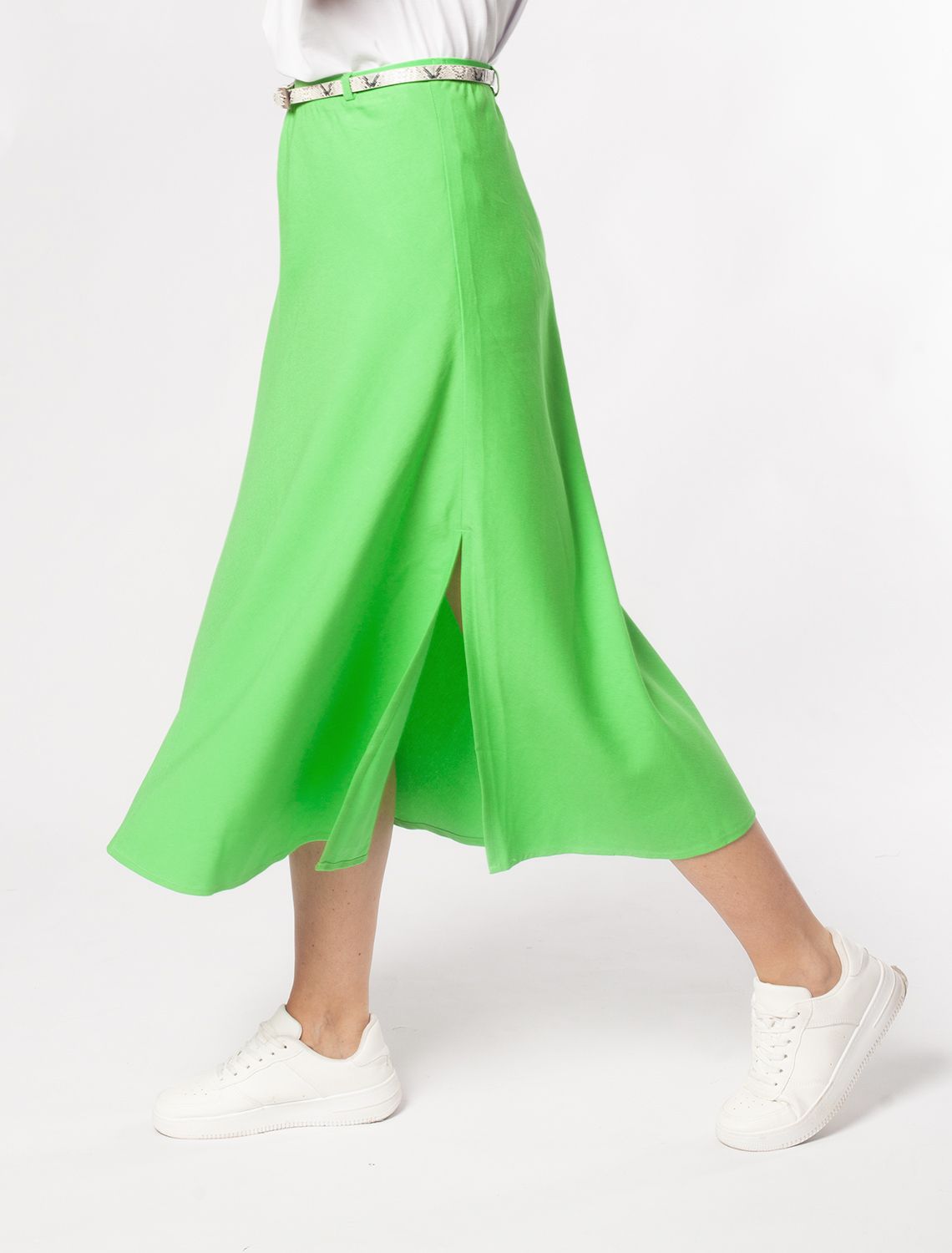 Юбка по косой на резинке с разрезом из лиоцелла