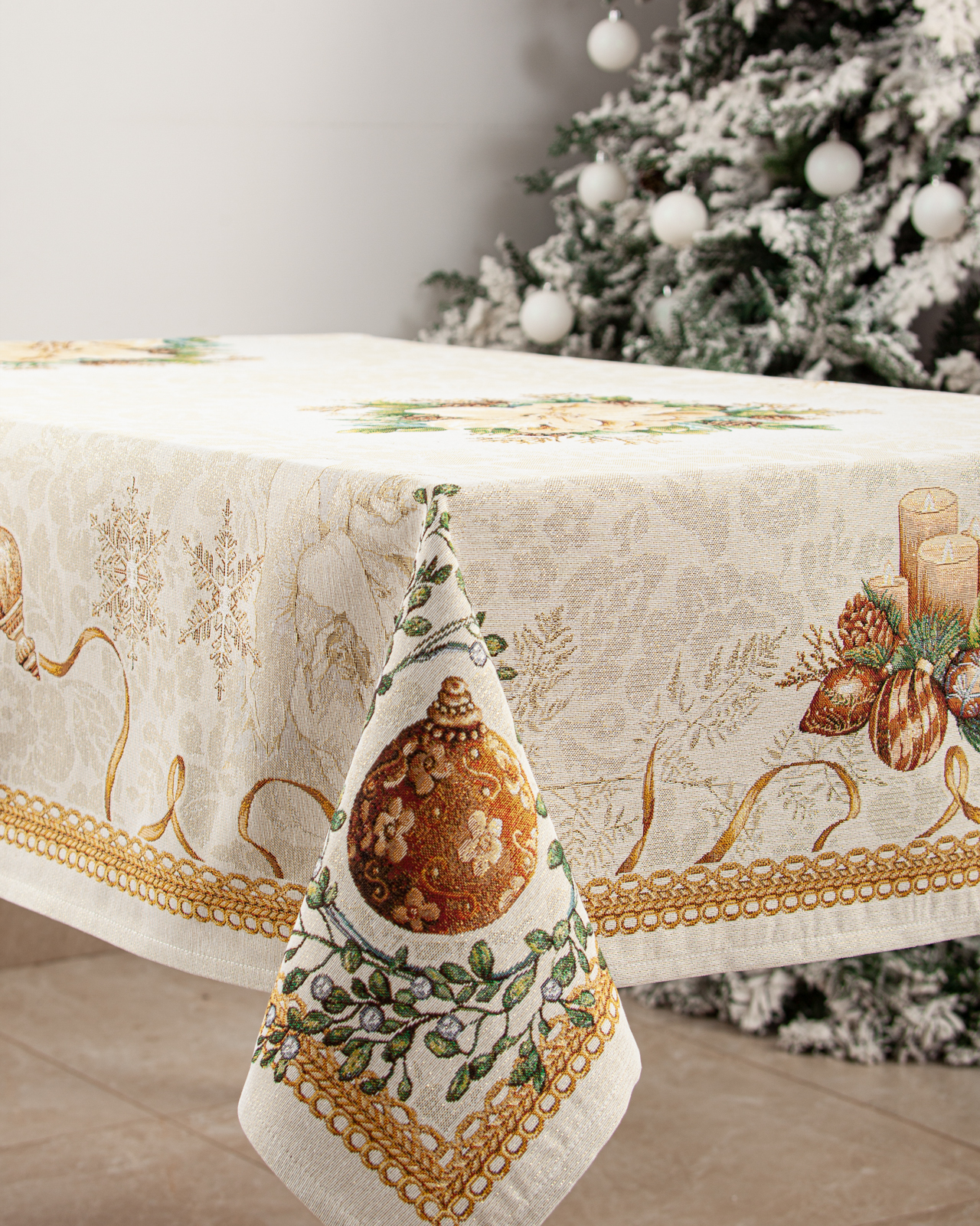 Золотые шары и свеча Скатерть 140х180 см 2312529