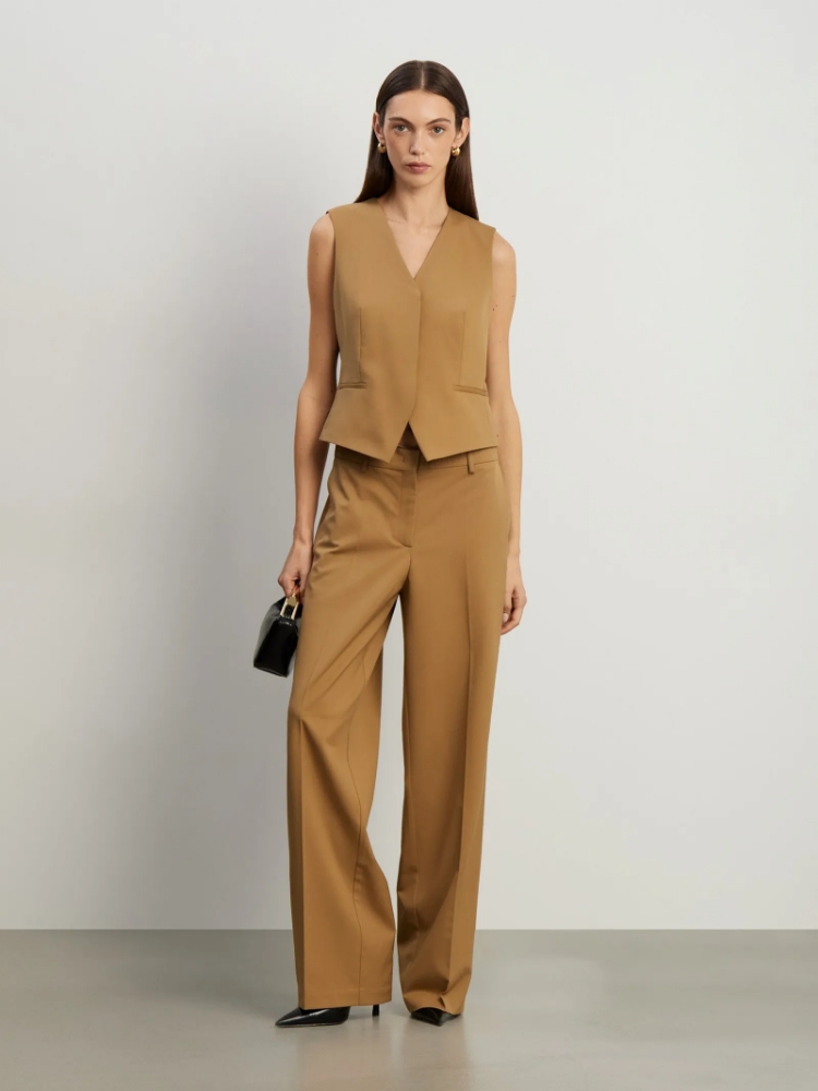 Жилет приталенного кроя ,
Полиэстер 54%, Шерсть 44%, Эластан 2% ,