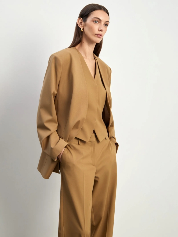 Жакет прямого кроя из костюмной шерсти ,
Полиэстер 54%, Шерсть 44%, Эластан 2% ,