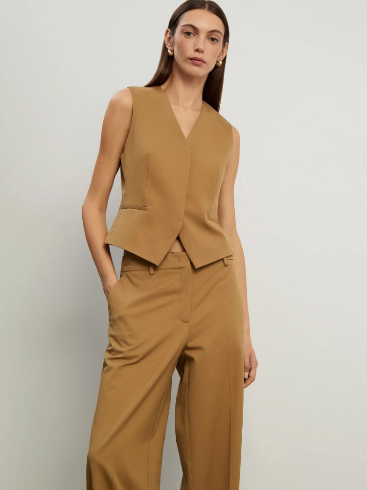 Жилет приталенного кроя ,
Полиэстер 54%, Шерсть 44%, Эластан 2% ,