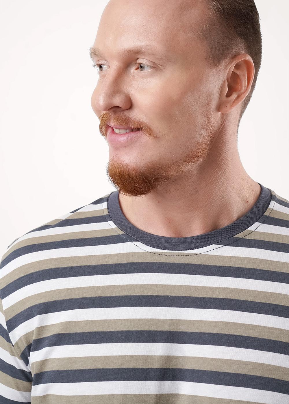 Ст.цена 549р ЭЙС 600311кн Футболка мужская 600311кн т.серый/св.коричневый