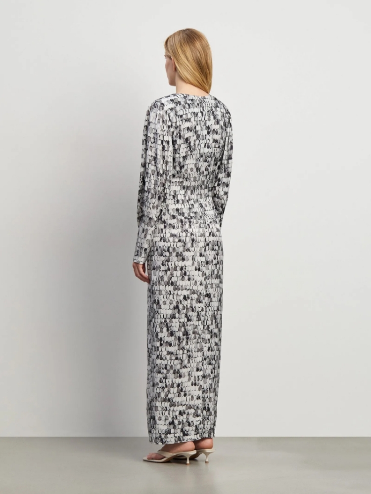 Платье приталенного кроя ,
100% вискоза ,