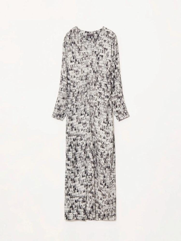 Платье приталенного кроя ,
100% вискоза ,