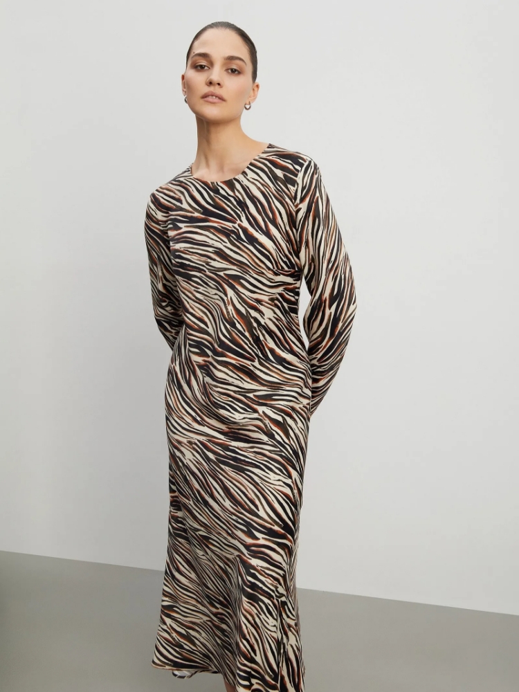 Платье приталенного кроя ,
100% вискоза ,