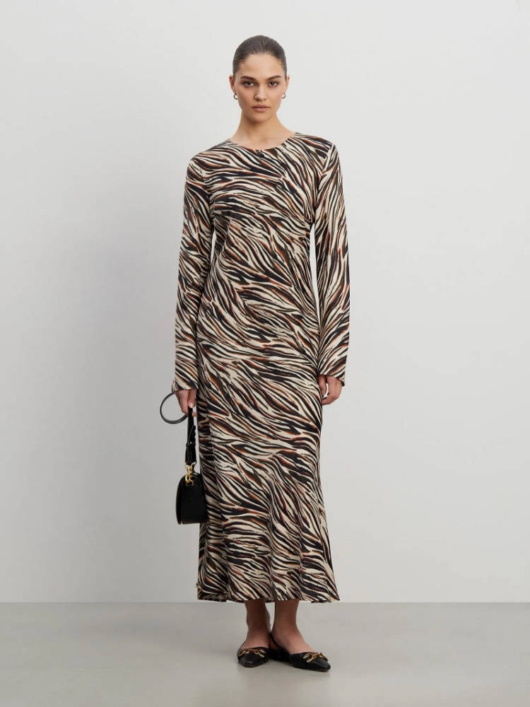 Платье приталенного кроя ,
100% вискоза ,