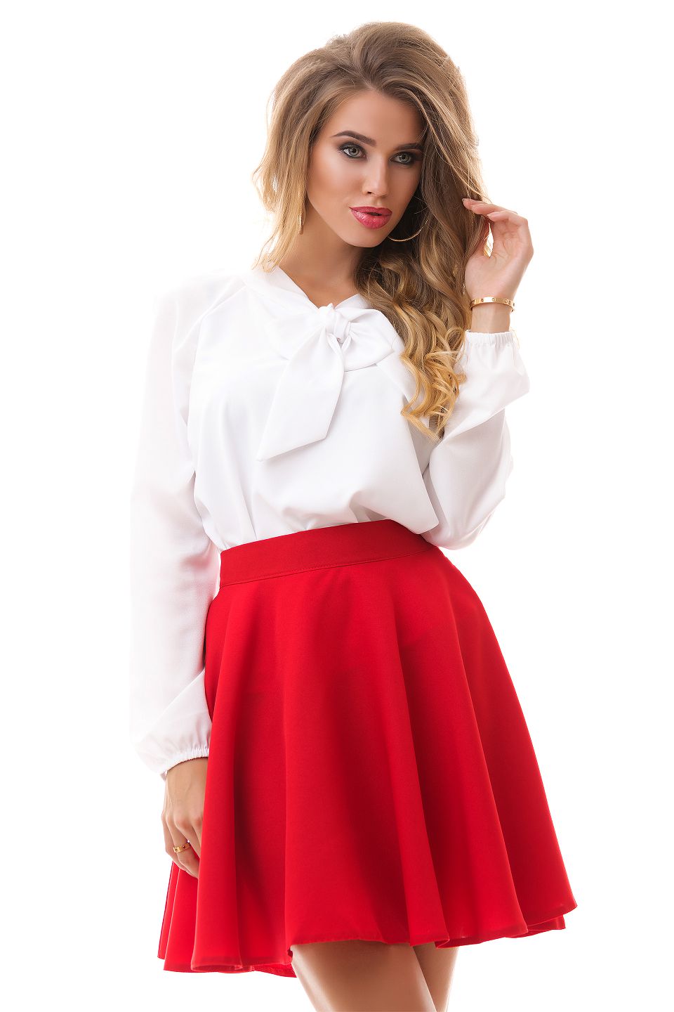 Красная юбка и белая блузка фото