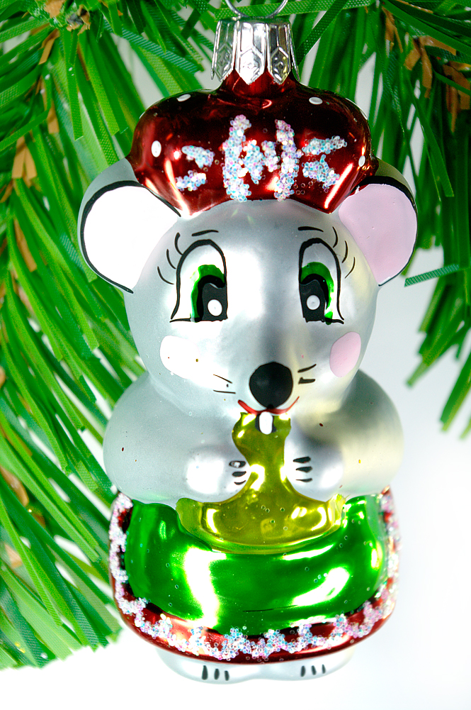 Елочка мышка. Компьютерная мышь Новогодняя игрушка. Игрушка на елку из стекла мышь с сыром. Фигурки мышек из стекла. Статуэтка мышка для интерьера.