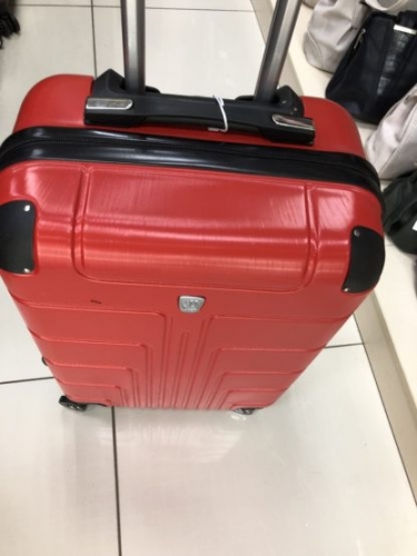 чемодан красный