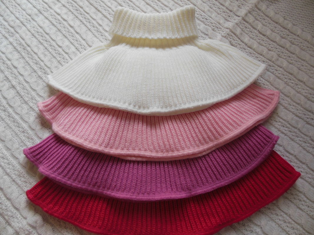 Манишка спицами для ребенка. Манишка детская, цвет серый 4кб1701. Манишка девочке 5 лет. Манишка для девочки. Вязание спицами манишки для девочки.