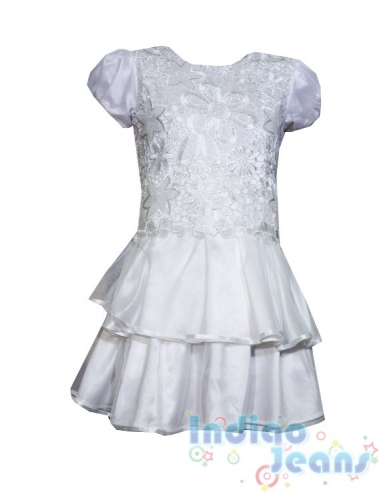 Белое нарядное платье с кружевной отделкой