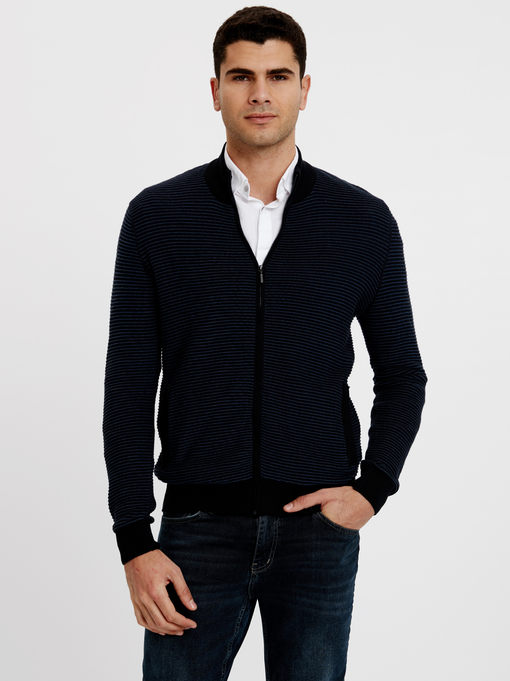 Черная куртка с воротником мужская. Кофта на замке мужская. Толстовка мужская с капюшоном. Мужская одежда на молнии. Бомбер юникло мужской с кожаными рукавами красный.