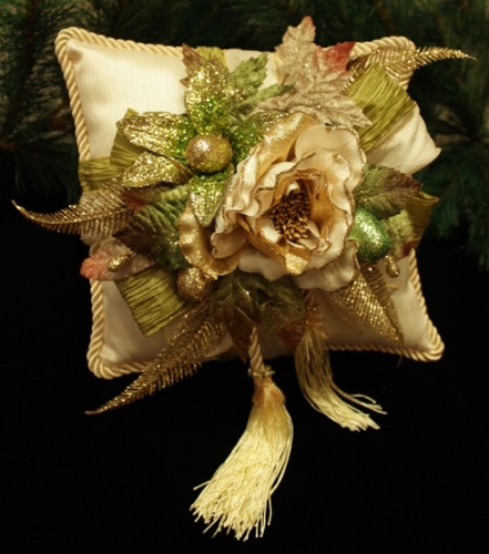 Подушка декоративная с цветами, листьями